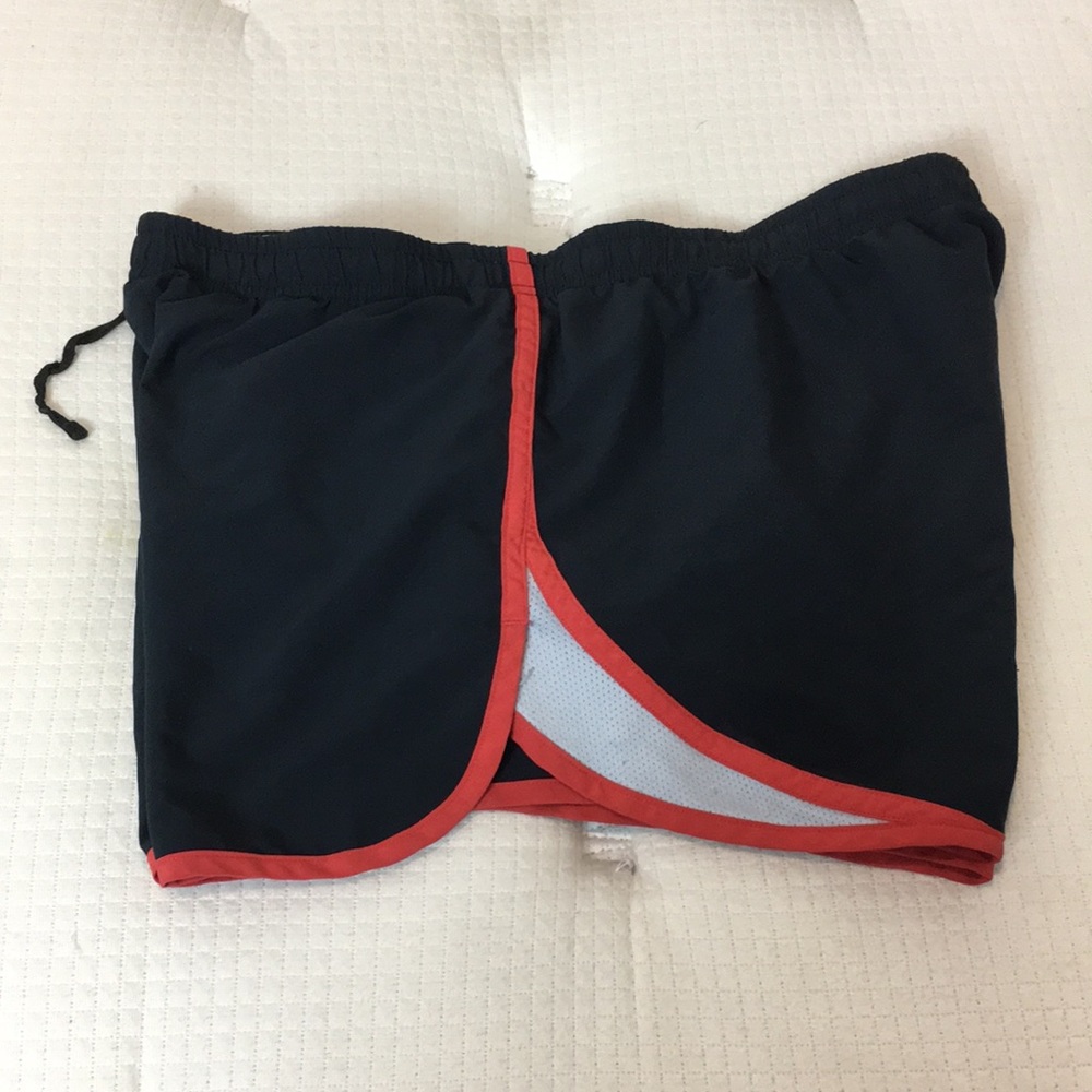 ✅Women Under Armour Shorts Size M